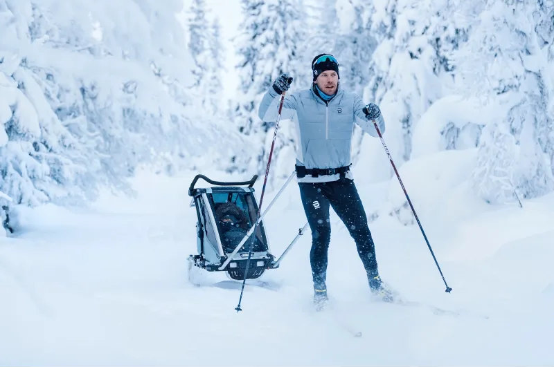 Barnvagn pa skidor med thule cross country skiing kit