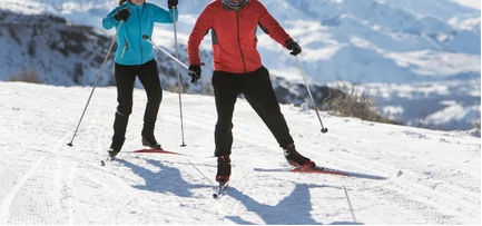 Längdskidåkare åker klassisk stil